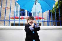 Niño pequeño con un paraguas - foto de stock