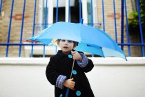 Petit garçon avec un parapluie — Photo de stock