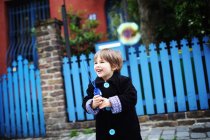 Мальчик пускает пузыри на улице — стоковое фото