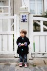 Portrait d'un garçon de 4 ans debout dans une rue — Photo de stock