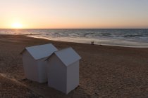 France, Normandie, cabanes sur la plage au coucher du soleil — Photo de stock