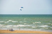 Франция, Нормандия, люди, наслаждающиеся ветреным днем у моря, кайт-серфинг — стоковое фото