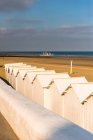 França, Normandia, cabanas de praia brancas em linha na areia — Fotografia de Stock