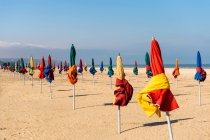 França, Normandia, a praia de Deauville com guarda-sóis de praia típicos em muitas cores — Fotografia de Stock