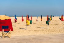 France, Normandie, la plage de Deauville avec des parasols typiques dans de nombreuses couleurs — Photo de stock