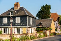 França, Normandia, bem preservadas antigas casas tradicionais em estilo nórdico na aldeia de Beuvron en Auge — Fotografia de Stock