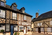 Frankreich, Normandie, gut erhaltene alte traditionelle Häuser im normannischen Stil im Dorf Beuvron en Auge — Stockfoto
