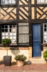 França, Normandia, bem preservadas antigas casas tradicionais em estilo nórdico na aldeia de Beuvron en Auge — Fotografia de Stock