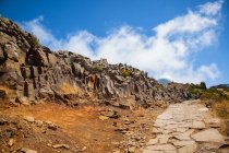Isla de Madeira, Pico do Arieiro, camino pavimentado con observatorio - foto de stock