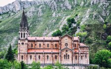 Церковь Ковадонга, Астурия, Испания — стоковое фото