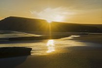 Plage calme au coucher du soleil, Point Reyes National Seashore, Drakes Beach, Californie, États-Unis — Photo de stock