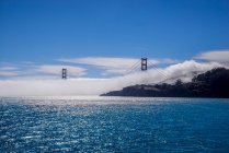 Estados Unidos, California, San Francisco, Golden Gate con niebla - foto de stock