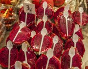 Chiosco di frutti di pitaya al mercato della Boqueria, Spagna, Barcellona — Foto stock