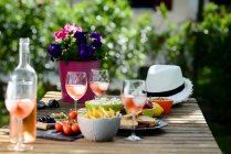 Summer brunch party table outdoor in backyard — Stock Photo