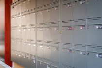 Почтовые ящики в новом здании — стоковое фото