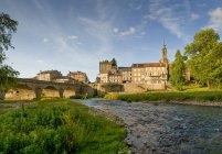 Francia, Alvernia-Rodano-Alpi, Alta Loira, fiume Lignon ed edifici tradizionali — Foto stock