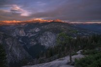 Felsige Halbkuppel und Yosemite-Tal in der Abenddämmerung, Yosemite-Nationalpark, Kalifornien, Vereinigte Staaten von Amerika, Nordamerika — Stockfoto