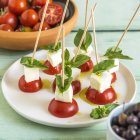Kleine italienische Tomaten mit Käse, selektiver Fokus — Stockfoto