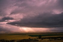 EUA, Wyoming, na estrada, North Salt Lake City, feixes de luz ao pôr do sol — Fotografia de Stock