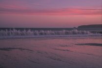 Ondas de oceano no crepúsculo, Bodega Bay, Califórnia, EUA — Fotografia de Stock