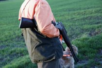 Caçador com rifle descansando após a caça, foco seletivo — Fotografia de Stock