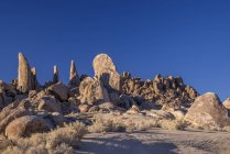 Скелі утворень під синім небом в Одинокий сосни, Алабама Хіллз, штат Каліфорнія, США — стокове фото