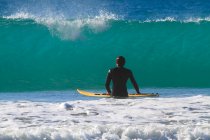 Uomo che fa surf in Spagna, Andalousia. Tariffa doganale. — Foto stock