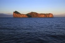 Felsen über der Wasseroberfläche, Island, Gewand-Inseln. Elliaey-Insel. — Stockfoto
