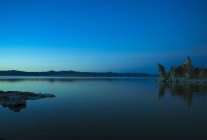Туфу утворень в моно озеро в сутінках, Каліфорнія, США — стокове фото