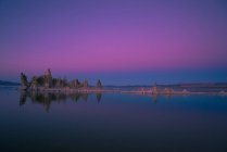 Formações de tufa em Mono Lake ao pôr-do-sol, Califórnia, EUA — Fotografia de Stock