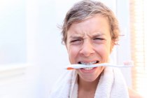 França, rapaz na casa de banho, escova de dentes na boca. — Fotografia de Stock