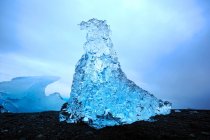 Islanda, pezzi di ghiaccio sulla riva del Jokussarlon — Foto stock