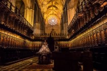 Vista para o interior da Catedral de Sevilha, Sevilha, Espanha — Fotografia de Stock