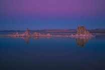 Туфу утворень в моно озеро на заході сонця, Каліфорнія, США — стокове фото