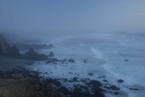 Vista de Bodega Bay en tormenta, Condado de Sonoma, California, EE.UU. - foto de stock
