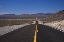 Gewundene Straße und karge Landschaft, Death Valley, Nevada, Kalifornien, USA — Stockfoto
