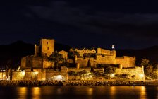 Нічний вид на Королівський замок Колліур, Каталонія, Кот-де-Вермель, Лангедок-Руссильйон, Франція — стокове фото