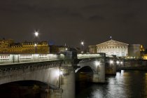 França, Paris, Ponte Concorde e Palais Bourbon (Assembleia Nacional), à noite. — Fotografia de Stock