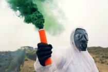 Homme avec un masque à gaz — Photo de stock