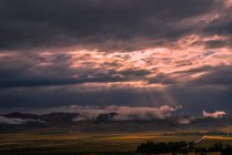USA, Wyoming, unterwegs, North Salt Lake City, Lichtstrahlen bei Sonnenuntergang — Stockfoto