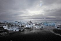 Islanda, pezzi di ghiaccio sulla riva del Jokussarlon — Foto stock