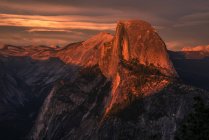 Rocky Half Dome and Yosemite Valley at dusk, Yosemite National Park, Californie, États-Unis d'Amérique, Amérique du Nord — Photo de stock