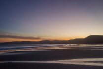 Estados Unidos, California, Condado de Marin, Point Reyes, Point Reyes National Seashore, Drakes Beach, puesta de sol en la playa - foto de stock