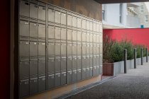 Briefkästen in einem neuen Gebäude — Stockfoto