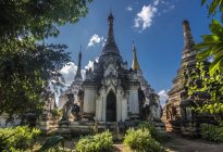 М'янма, регіон Sagaing, Ma-U-Ale Village, пагоди на древній релігійному сайті — стокове фото