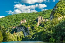 França, Lot, Causses du Quercy parque natural regional, St Cirq-Lapopie acima do rio Lot, rotulado — Fotografia de Stock