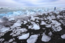 Island, Eisbrocken am Ufer von Jokussarlon — Stockfoto