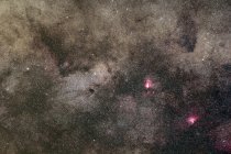 Verano Vía Láctea brillando en dirección de la constelación de Sagitario, conservado bajo la contaminación lumínica del cielo - foto de stock