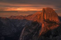 Rocky Half Dome e Yosemite Valley ao entardecer, Yosemite National Park, Califórnia, Estados Unidos da América, América do Norte — Fotografia de Stock