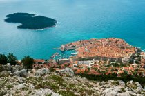 Europa, Croácia, Dubrovnik Neretva shire, costa dálmata, Dubrovnik, a cidade velha com a ilha de Lokrum atrás — Fotografia de Stock
